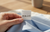 Waslabel met wassymbolen in close-up op katoenen blouse